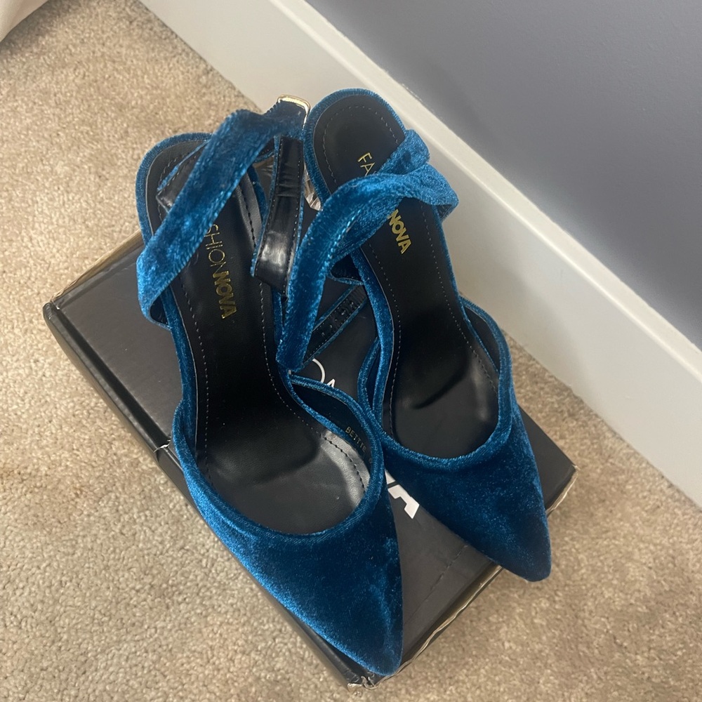 Velvet Pumps - Picture 3 of 4